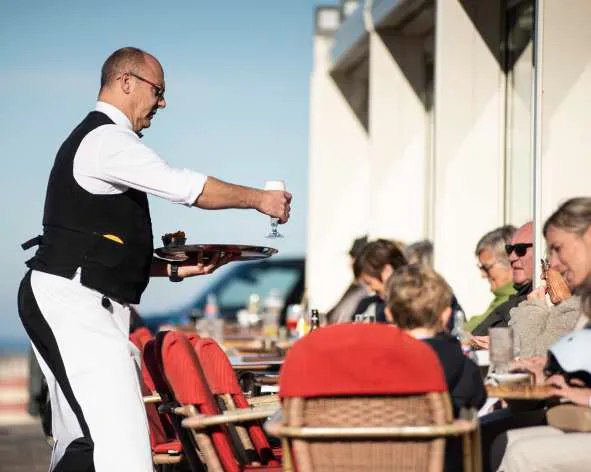 Een terras aan zee