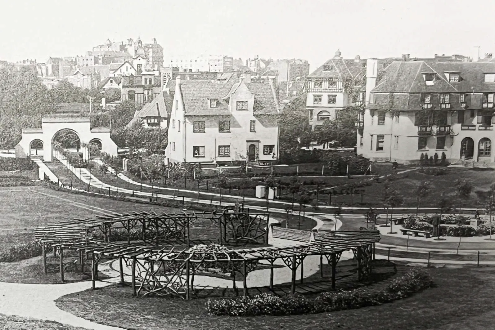 De tuin van Hotel Les Arcades vroeger